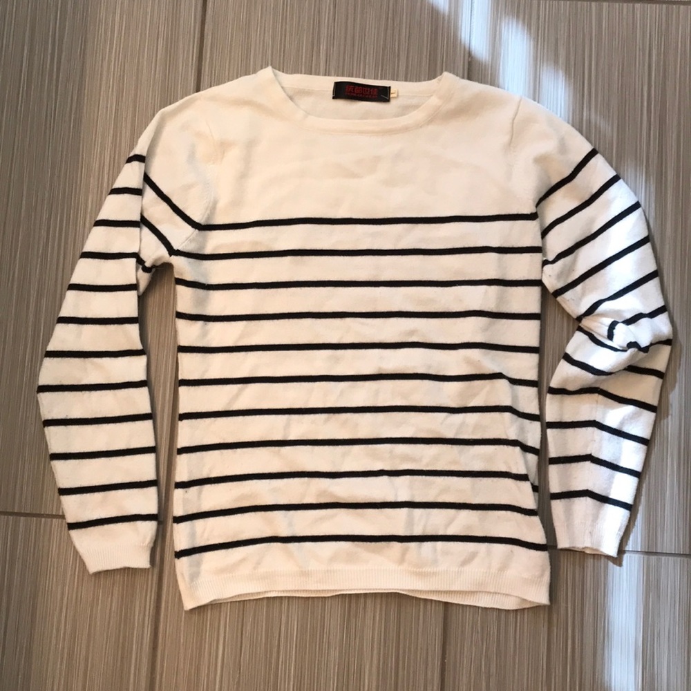Feels like cashmere blend! Super warm.